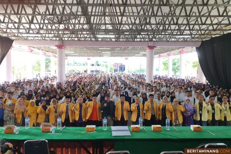 Kegiatan Pengenalan Kehidupan Kampus bagi Mahasiswa Baru (PKKMB) tahun masuk 2023 FBS UNP pada Minggu (20/8) bertempat di Medan Nan Balinduang Kampus FBS UNP Air Tawar Padang. Foto MR.