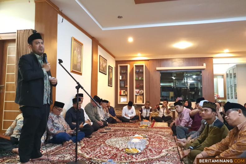 Kegiatan takziah yang dihadiri oleh keluarga besar ILUNI dan ISORI di rumah duka Prof. Ganefri, Ph.D. Dt. Djunjungan Nan Bagadiang  yang dilaksanakan pada Jumat (25/8) malam ini. Foto ET.