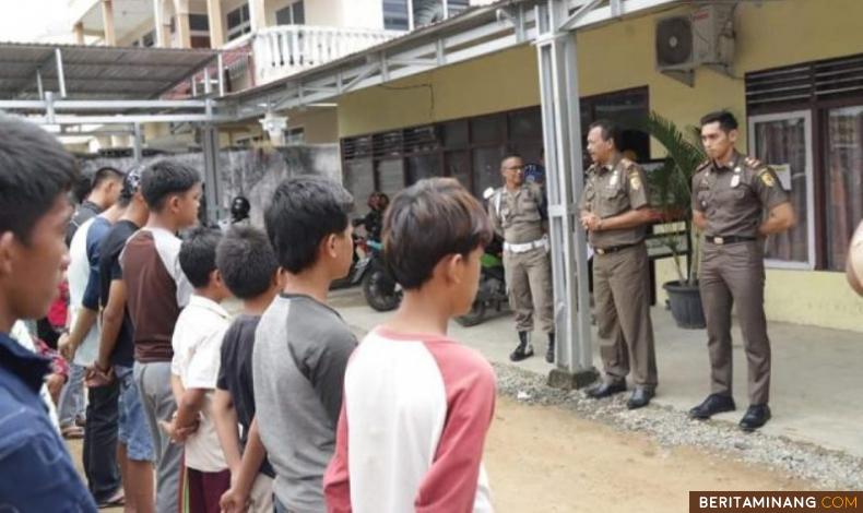 Para pelajar yang diamankan Pol PP keluyuran di Warnet saat waspad Corona di Kota Solok. Foto Humas Kota Solok