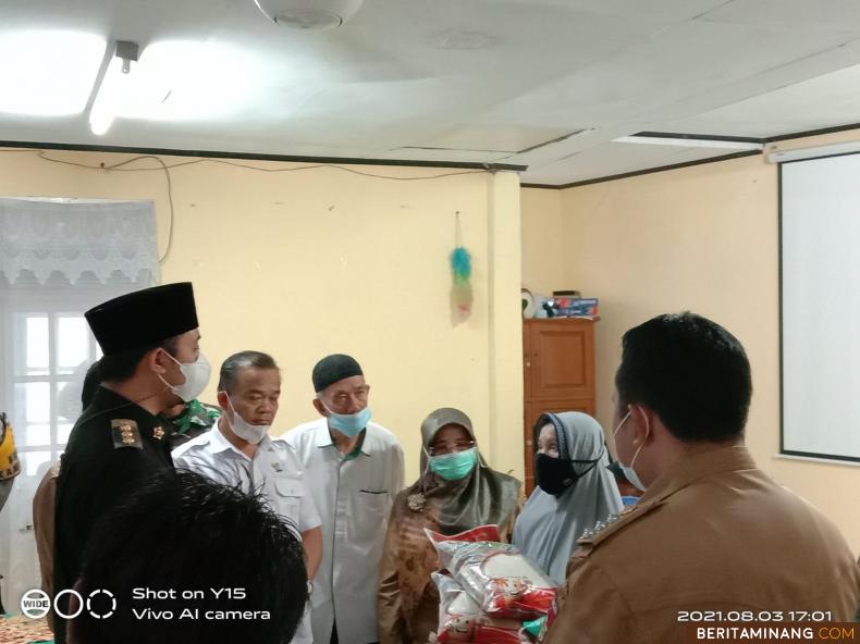 Walikota Bukittinggi Erman Safar saat menyerahkan bantuan di kelurahan, Guguak Bulek, Aur Kuning dan Tarok Dipo, Selasa (03/08).