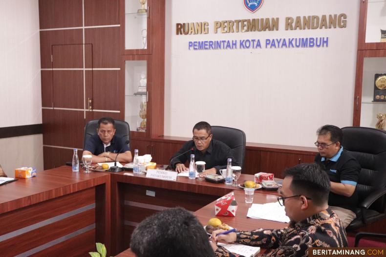 Pj. Wali Kota Payakumbuh rapat bersama Tim Pengendali Inflasi Daerah (TPID) di Ruang Randang Balai Kota Payakumbuh, Jumat (27/01/2023). Foto : Humas Pyk