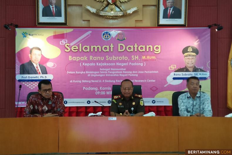 Kepala Kejaksaan Negeri Padang Lakukan Bimtek Pengadaan Barang dan Jasa bagi Pimpinan dan Staf UNP hari ini (27/2) di ruang sidang Senat UNP Kampus Air Tawar.