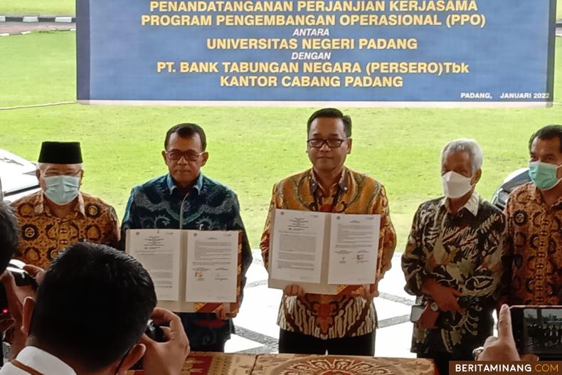 Kepala PT BTN Kantor Cabang Padang Serahkan 4 Unit Mobil kepada Rektor UNP dan penandatanganan dokumen kerja sama pada Rabu (12/1) bertempat di Kampus Air Tawar Padang.