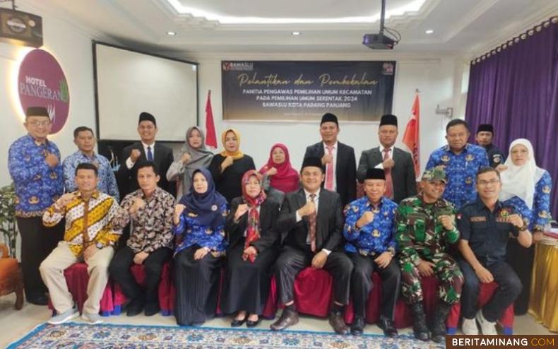 Ketua Bawaslu Padang Panjang, Santina, S.P foto bersama anggota Paswascam yang baru dilantik, Jumat (28/10/2022). Foto: Kominfo Padang Panjang