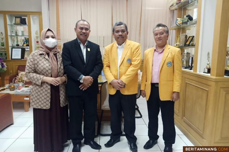 Ketua DPRD Kabupaten Dharmasraya Menjadi Narasumber PKKMB Gugus 2 FBS Universitas Negeri Padang yang diselenggarakan pada Jumat (19/8) di Medan Nan Balinduang. Foto MR.