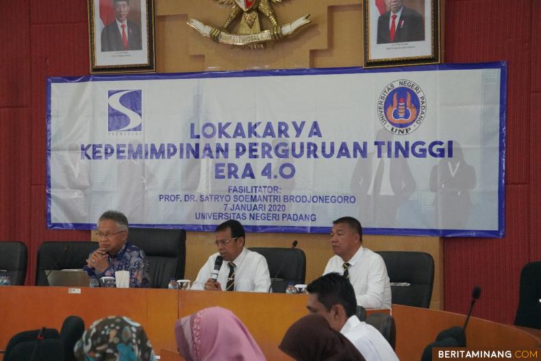 Rektor Universitas Negeri Padang Prof. Ganefri,  Ph.D. membuka Lokakarya Kepemimpinan Perguruan Tinggi Era 4.0 yang diikuti oleh semua Ketua Jurusan pada hari ini (7/1) di Ruang Sidang Senat UNP,  Kampus Air Tawar Padang.