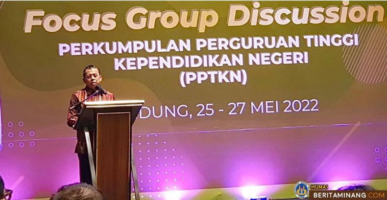 Ketua PPTKN Prof. Ganefri saat bicara dalam FGD PPTKN di Bandung. Foto: Humas UNP