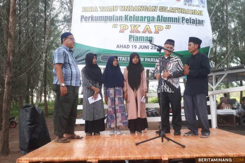 Ketua Umum PKAP Piaman Serahkan Bantuan Bagi Guru Ngaji