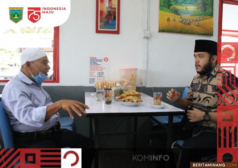 H. Sutan Saripuddin, pemilik Bofet Saiyo Padang Panjang saat berbincang dengan  Wako Fadly Amrab.