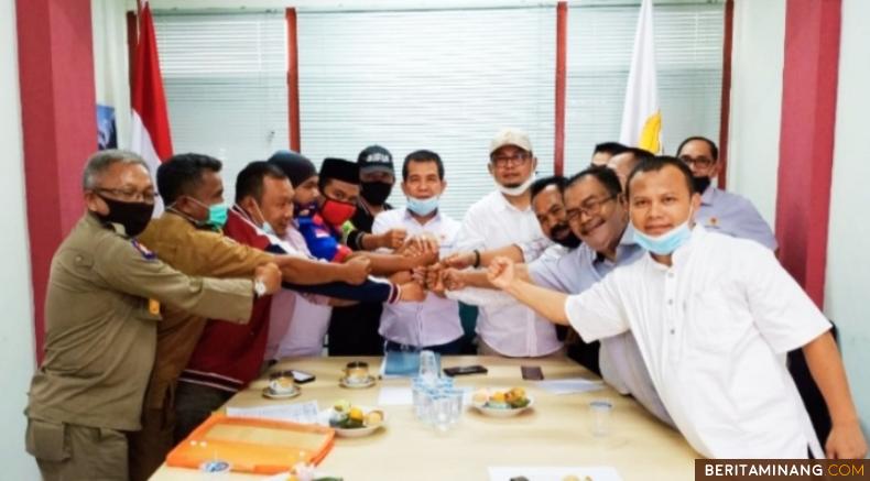 Ketum KONI Sumbar Syaiful (tengah) salam kompak ketua pihak yang bertikai pasca Musyorkab KONI Kabupaten Solok. Foto: Humas KONI Sumbar