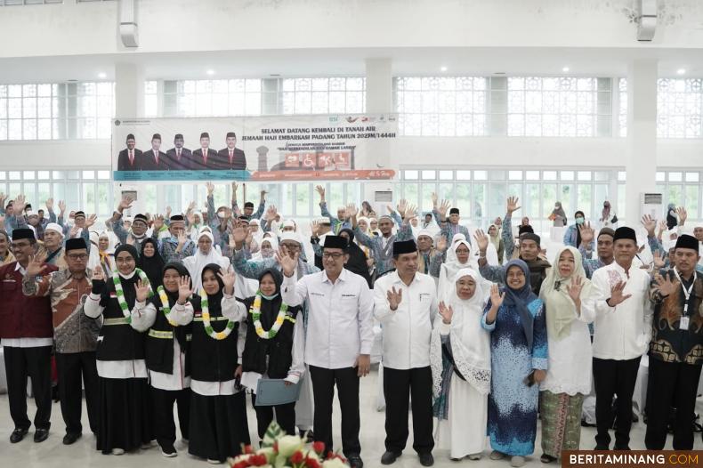 Asisten I Herman Azmar serah terima jemaah di Asrama Haji Padang,rabu,(2/8) Foto : Dok Do