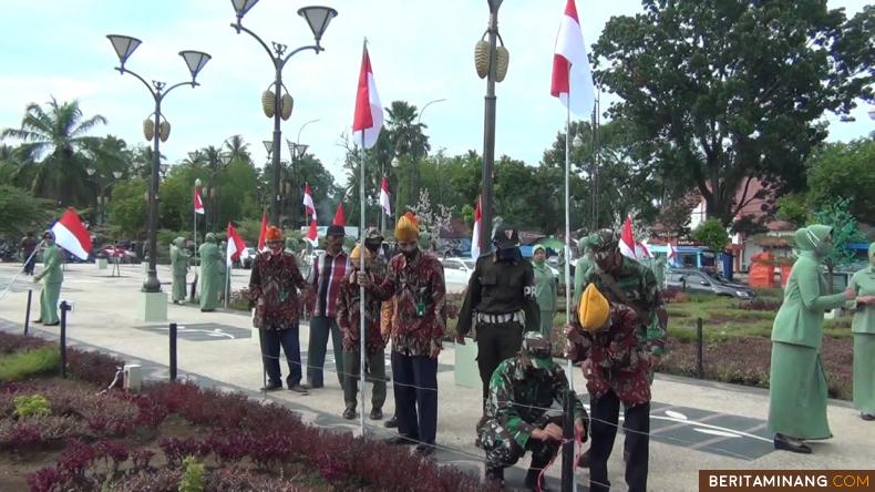 Prajurit TNI dan Purnawirawan serta masyarakat Sijunjung memasang seribu Bendera Merah Putih. Foto Eko P