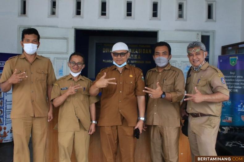Kadis Kominfo Padang Panjang, Drs. Ampera, SH, M.Si foto bersama Kadis Kominfo Limapuluh Kota, Feri Chofa SH, LLM.