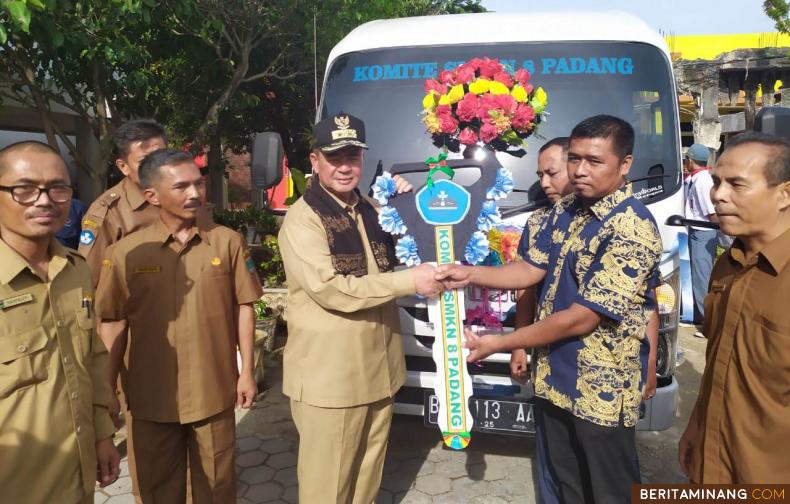 Ketua Komite SMKN 8 Padang, Rika Maidi serahkan kuncu Bus Sekolah pada Wagub Nasrul Abit. Humas Sumbar