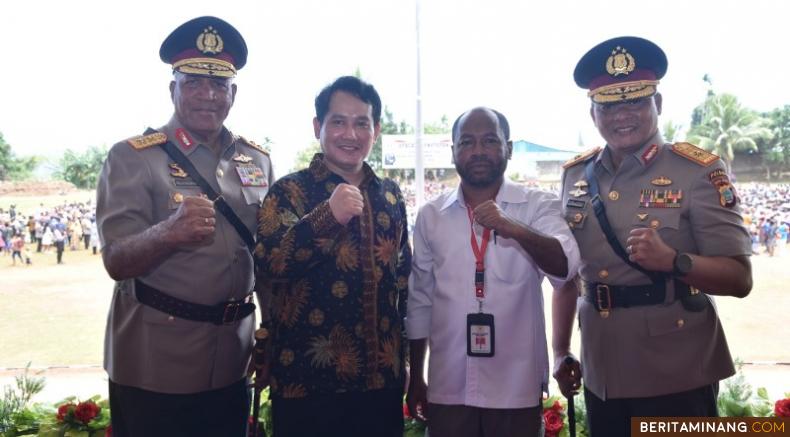 Komisioner Kompolnas RI Dede Farhan Aulawi (dua kiri) foto bersama Kapolda Papua IJP. Paulus Waterpauw. Ist