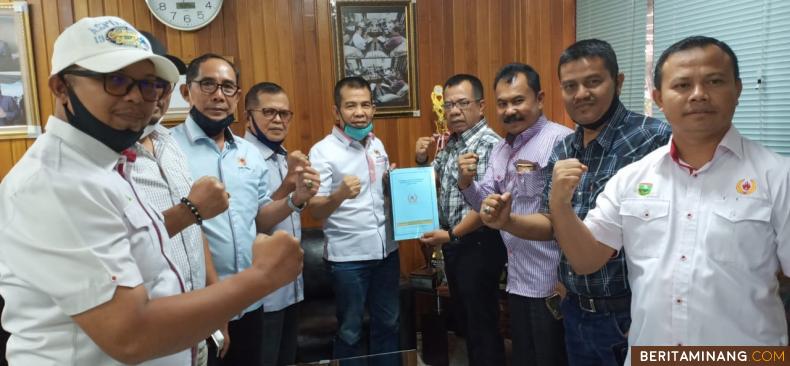Ketum KONI Sumbar Syaiful, SH, MHum menerima laporan Musorkab dari Ketua Panitia Pelaksana Musorkab Kabupaten Solok Zulmasdiawarman. Foto Humas KONI Sumbar