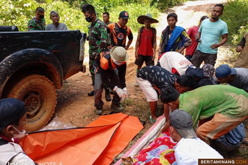 Petugas dibantu warga melakukan upaya evakuasi korban dalam peristiwa longsor tambang emas di Kimbahan Nagari Abai, Kecamatan Sangir Batang Hari, Kabupaten Solok Selatan, Sumatera Barat, Senin (10/5). Foto: Humas BNPB