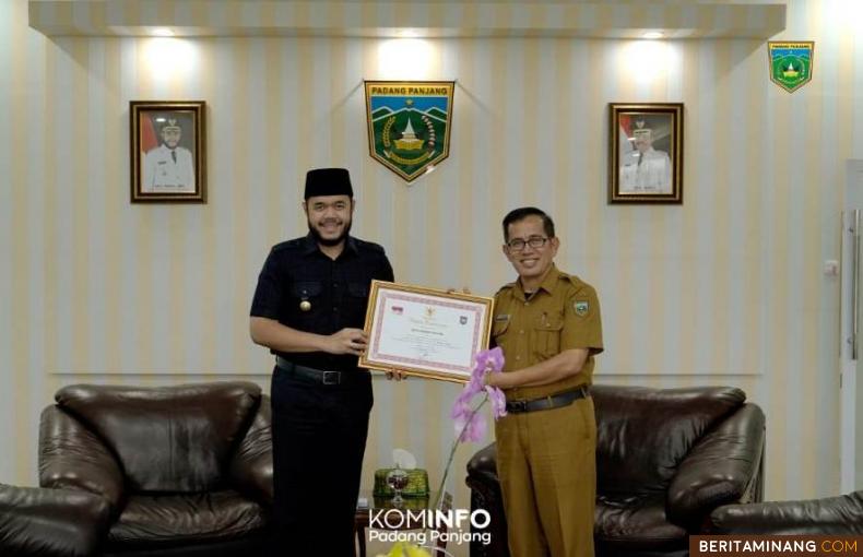 Piagam yang diterima yang diterima oleh Walikota, H. Fadly Amran, BBA Datuak Paduko Malano pada Selasa sore (15/12). Foto: Kominfo Padang Panjang