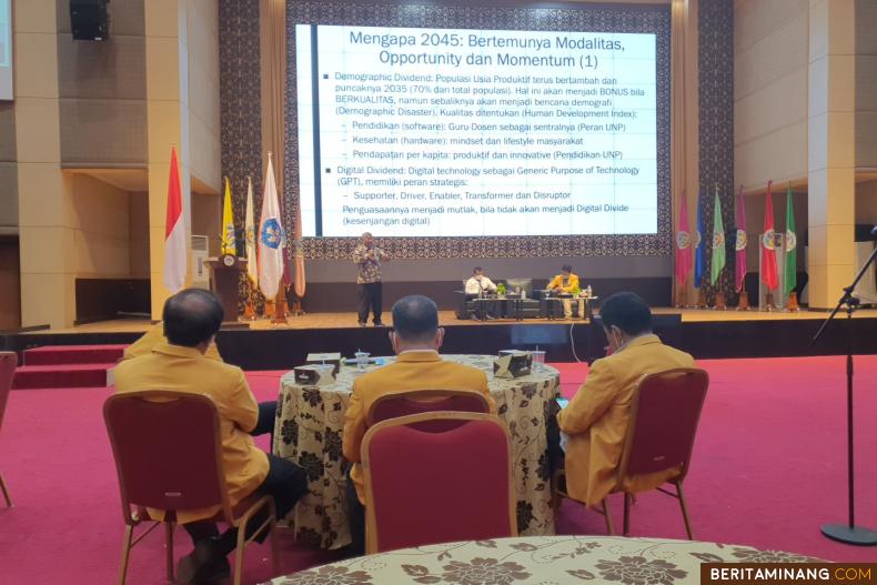 Kuliah Umum UNP Menuju Perguruan Terbaik Dunia melalui Transformasi PTNBH yang diselenggarakan pada Selasa (8/3) di Auditorium Kampus UNP Air Tawar Padang.