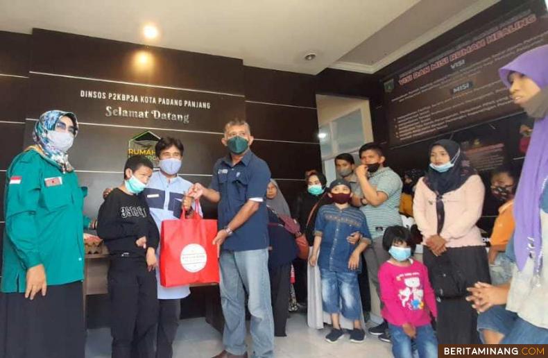 Tim Balai Rehsos Kemensos RI saat serahkan bantuan di Kunjungi Rumah Healing Padang Panjang.