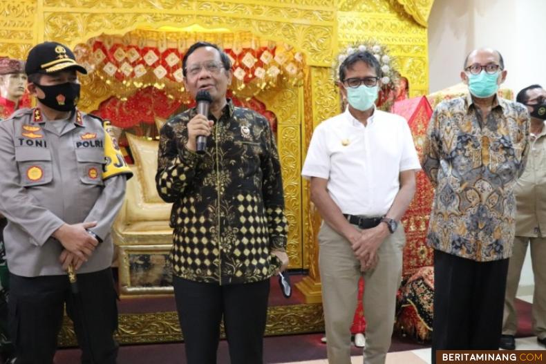 Menko Polhukam Mahfud MD didampingi Gubernur Sumbar Irwan Prayitno dan Kapolda Sumbar Irjen Pol Toni Harmanto. Foto: Humas Sumbar
