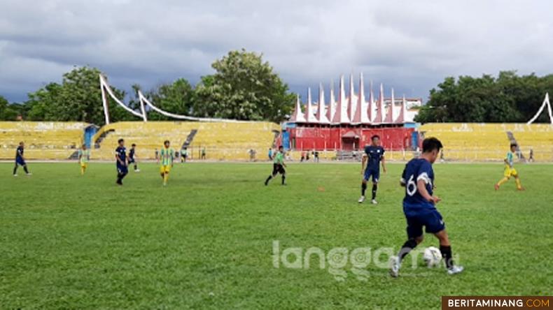 Laga uji coba Semen Padang FC vs Rajawali Padang FC di Gor Haji Agus Salim Padang. Foto Langgam