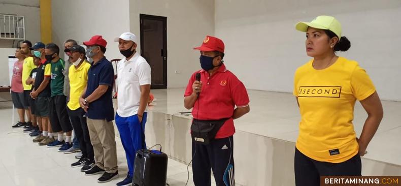 Sekum  KONI Sumbar, Irnaldi Samin saat menyampaikan sambutan dan motivasi kepada para atlet Sumbar ketika memulai latihan bersama di Sport Hall GOR Agus Salim Padang. Foto Humas KONI Sumbar