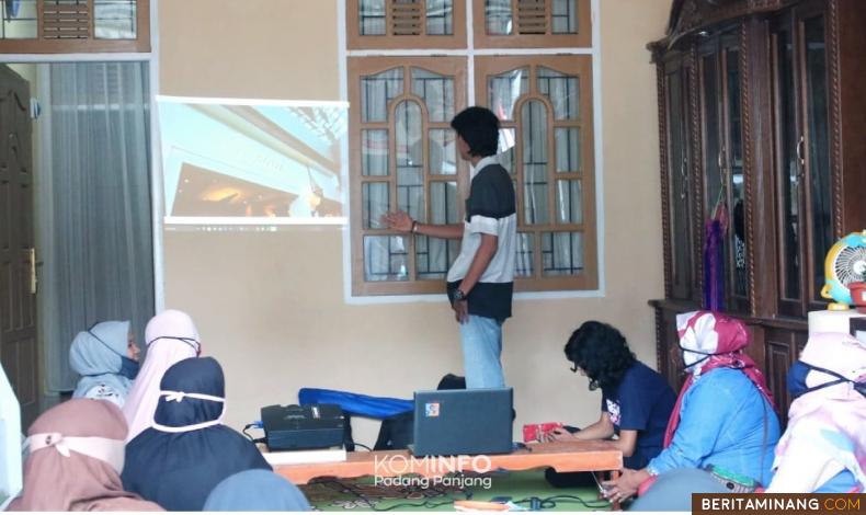 Suasana diskusi di sebuah TBM di Kota Padang Panjang.