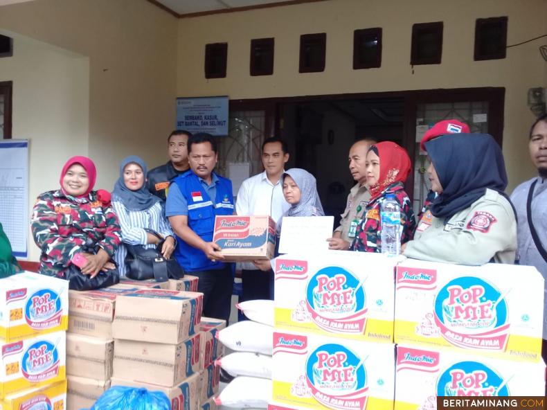 Suasana penyerahan bantuan Bupati Padang Pariaman untuk korban banjir di Solok Selatan. Ist