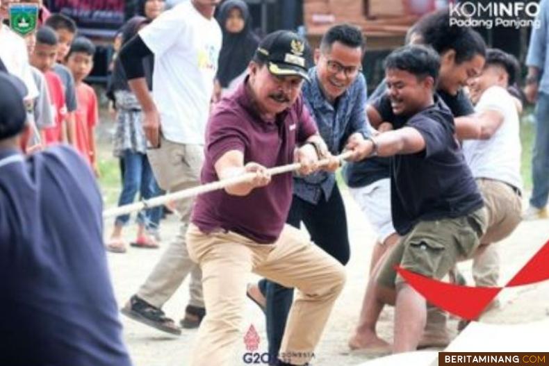 Wawako Padang Panjang, Asrul saat ikut tarik tambah di Silba Padang Panjang. Foto: Kominfo Padang Panjang