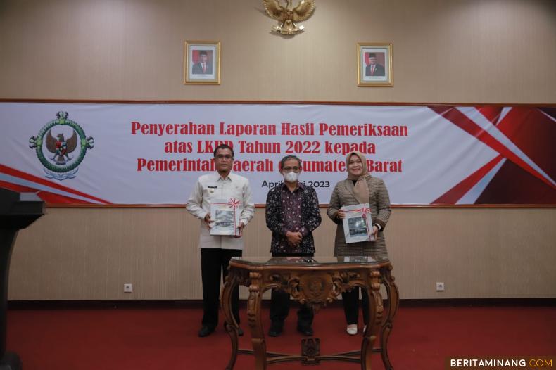 Pj. Wako Rida Ananda menerima penghargaan WTP yang ke 9 dari Kepala BPK RI Perwakilan Sumbar Arif Agus di Kantor BPK Perwakilan Sumatera Barat, Padang (14/4).  Foto : Do
