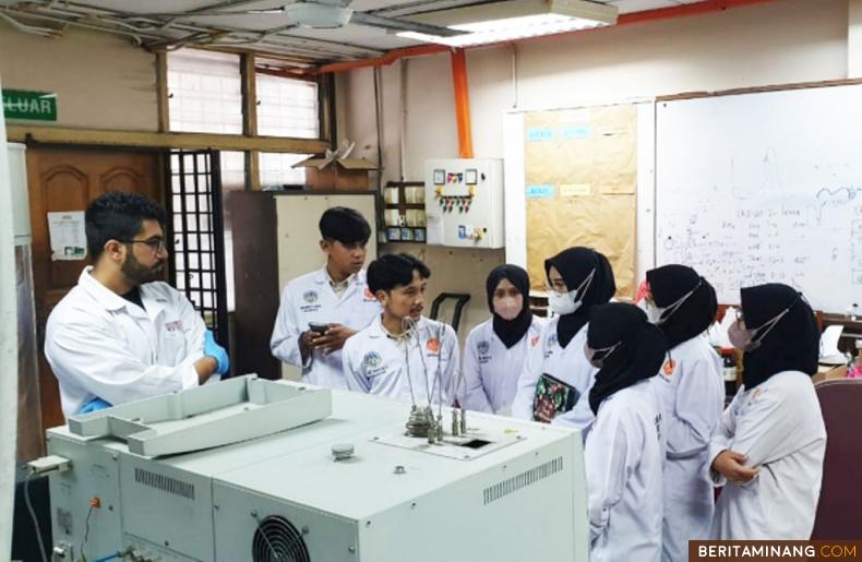 Mahasiswa dan Dosen Kimia UNP saat melakukan Student Mobility dan Visiting Researchers di UPM, Malaysia. Foto: Humas UNP