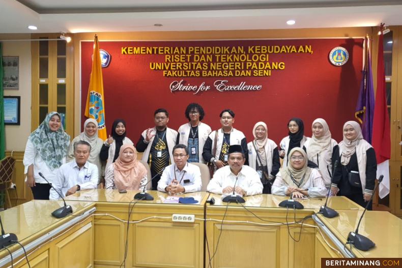 Kunjungan Mahasiswa Program Mobilitas dari  University College of Yayasan Pahang, Malaysia berkunjung ke Kampus FBS UNP pada Selasa (29/8) bertempat di ruang sidang Kampus FBS UNP Air Tawar Padang. Foto MR