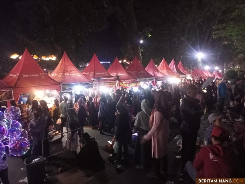 Suasana pengunjung Pedati di Taman Jam Gadang Bukittinggi Sabtu (24/12) malam. Foto : Dok Yus