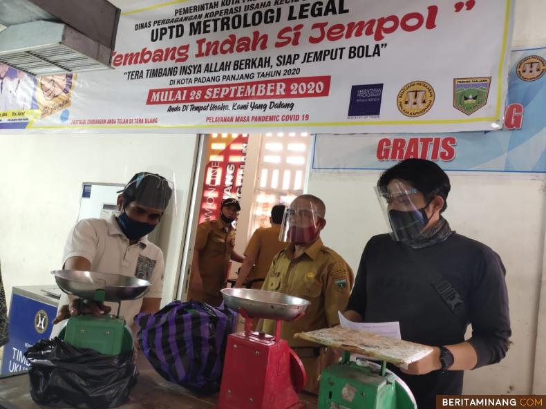 Kegiatan tera timbang di UPTD Metrologi Legal Padang Panjang.