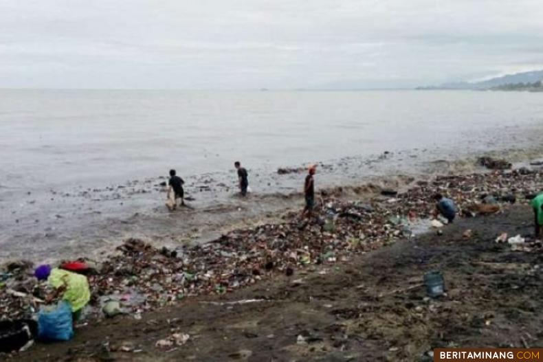 Tumpukan sampah di Pantai Padang. Foto padangkita.com