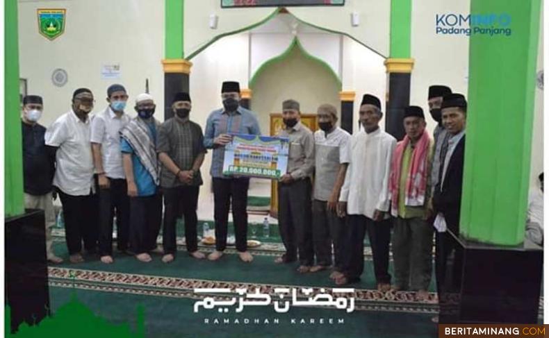 Wali Kota, H. Fadly Amran, BBA Datuak Paduko Malano serahkan bantuan untuk Masjid Babussalam, Kelurahan Bukit Surungan.