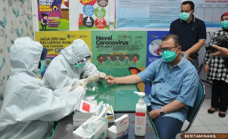 Wagub Nasrul Abit sedang menjalani rapit test di sebuah rumah sakit di Padang. Foto Humas Sumbar