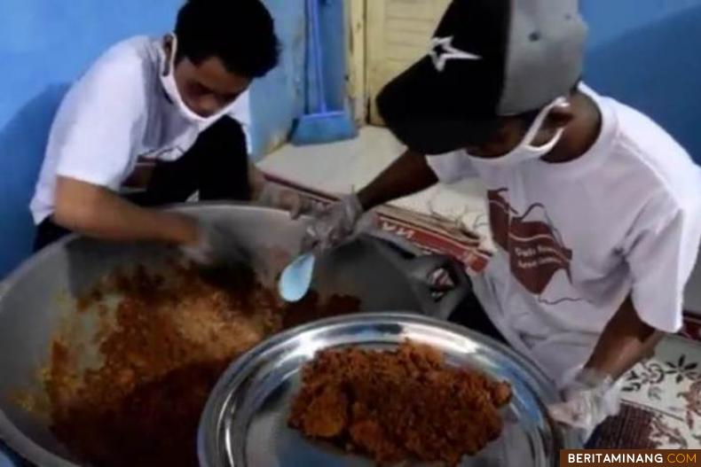 Dua orang anggota KUBE Berkah Abadi Lumindai tengah membuat proses gula semut aren. Foto: Iyos