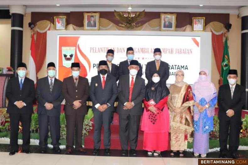 Gubernur Sumatra Barat Mahyeldi dan Wagub Audy Joinaldy berfoto dengan pejabat yang baru dilantik, temasuk  Amasrul.