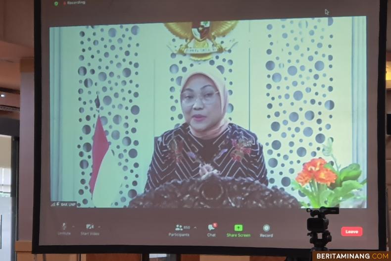 Dr. Dra. Hj. Ida Fauziyah, M.Si., Menteri Ketenagakerjaan Republik Indonesia memberikan orasi ilmiah di hadapan para wisudawan Universitas Negeri Padang pada Jumat dan Sabtu (25-26).