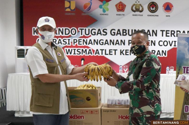 Ketua Gugus Tugas Percepatan Penanganan COVID-19 Doni Monardo melihat pisang untuk pasien di RS Darurat Wisma Atlet Jakarta. Foto Humas BNPB