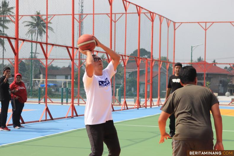 Walikota Payakumbuh Saat Bermain basket di Lapangan olah raga Baru