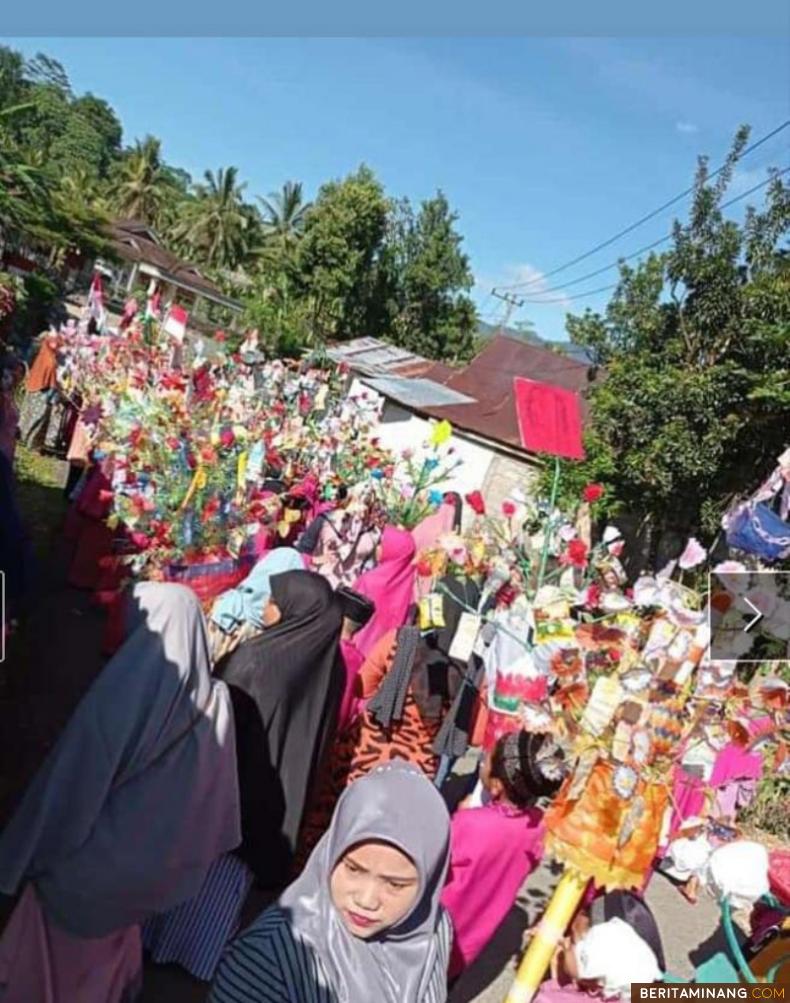 Pondok Alqur'an Baitul Ummah, Pinang Awan, Solsel melakukan ' Maarak Bungo Lamang ' dalam rangka memeriahkan Maulid Nabi Muhammad, Saw, 1442 H, Kamis (29/10/2020). Foto: Afrizal. A