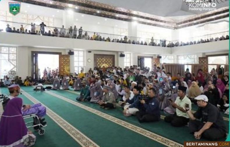Naja Hudia Afifurrahman saat diuji membacakan beberapa surat oleh masyarakat yang hadir di Masjid Islamic Center Kota Padang Panjang, Selasa (20/12/2022). Foto: Kominfo Padang Panjang