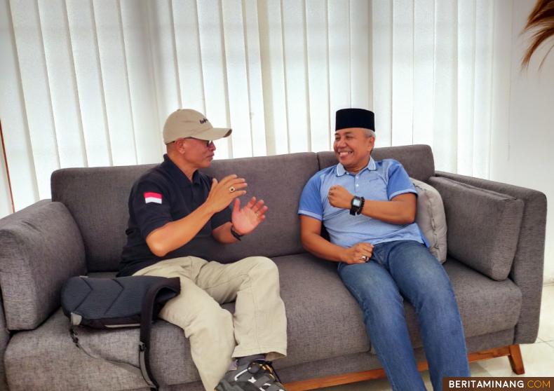 Feri Dalimi (kanan) Rektor Unihaz Bengkulu satu-satunya figur yang menyatakan diri secara terang-terangan untuk menjadi bacalon kada 2024  ,demi pengabdiannya membangun Sawahlunto yang lebih maju dan berkembang mensejahterakan masyarakatnya. (Foto : Tumpak)