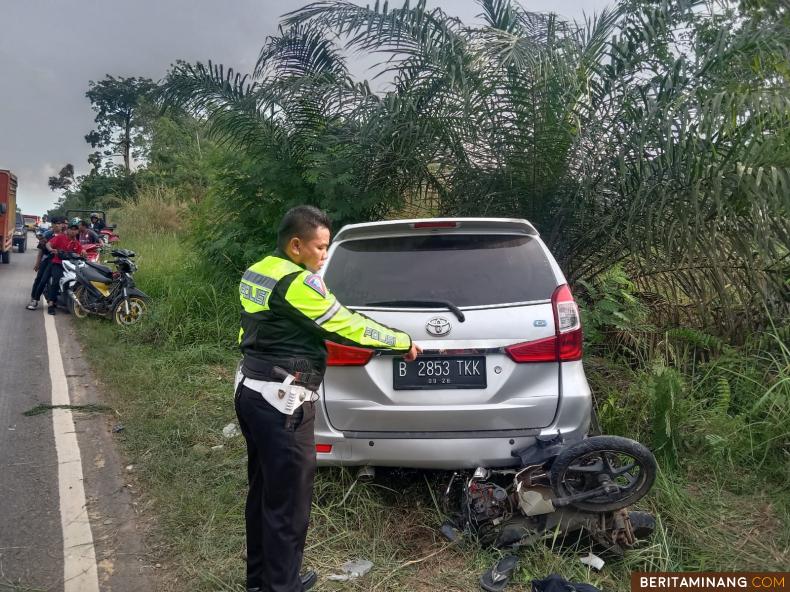 Peristiwa kecelakaan terjadi antara pengendara sepeda motor dan mobil mini bus di Jalan Lintas Sumatera (Jalinsum) Jorong Palo Koto, Kenagarian Koto baru, Kecamatan Koto Baru, kabupaten Dharmasraya, Selasa kemaren (17/05/2022).