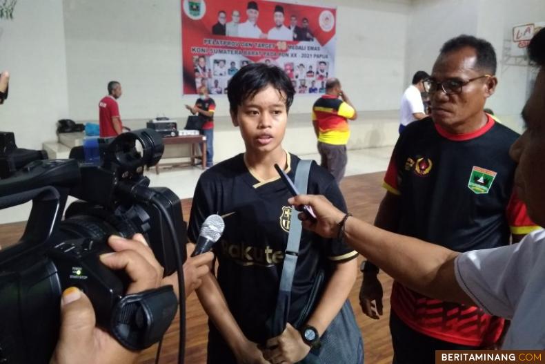 Rolla Nasution petinju puteri kebanggan Sumbar bersama pelatih Soleman Yalmav saat diwawancarai wartawan. Foto: Rokcalva