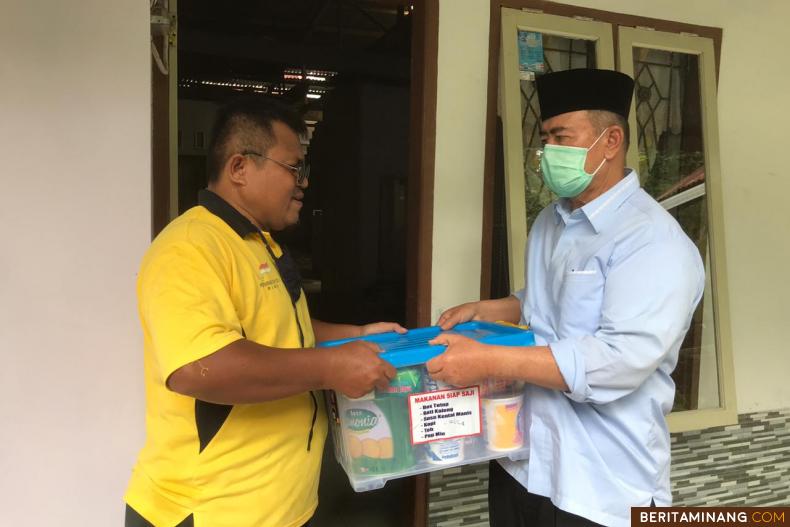 Wagub Nasrul Abit saat memberikan bantuan kepada warga disabilitas di Padang. Foto Humas Sumbar