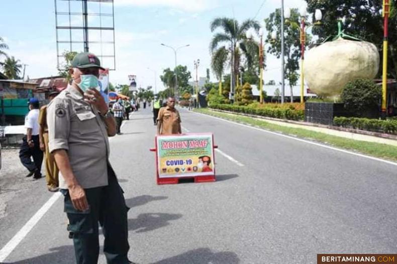 Wali Kota Padang Mahyeldi Ansharullah monitoring ke Posko Covid-19 di batas kota Jalan Adinegoro, Selasa (24/03/2020). Foto: Humas Kota Padang